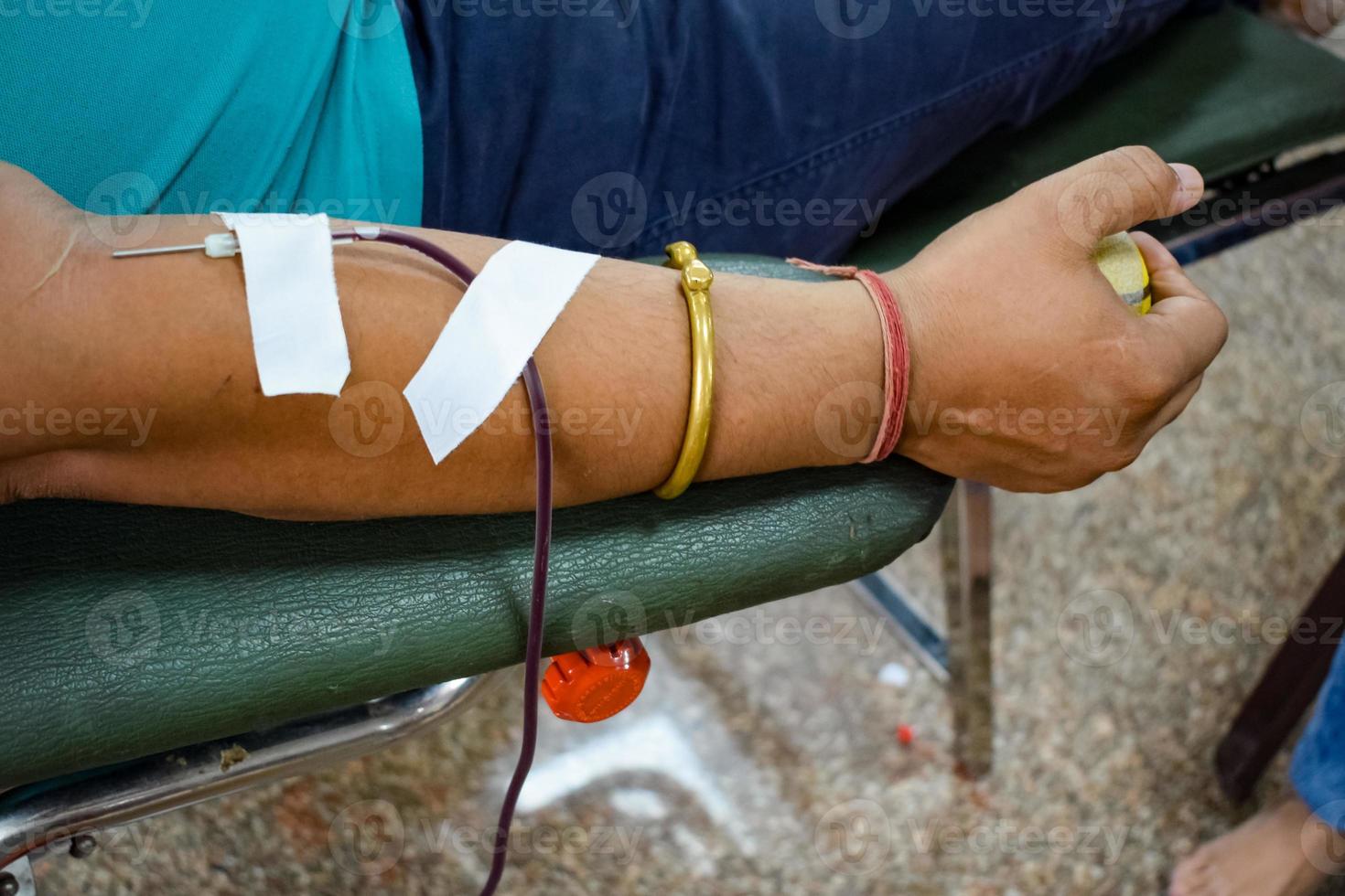 donante de sangre en el campamento de donación de sangre sostenido con una pelota hinchable en la mano en el templo balaji, vivek vihar, delhi, india, imagen para el día mundial del donante de sangre el 14 de junio de cada año, campamento de donación de sangre foto