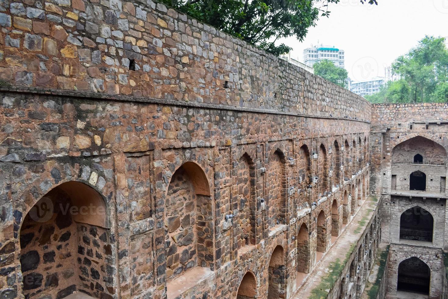 agrasen ki baoli paso bien situado en el medio de connaught colocado nueva delhi india, antigua construcción de arqueología antigua foto