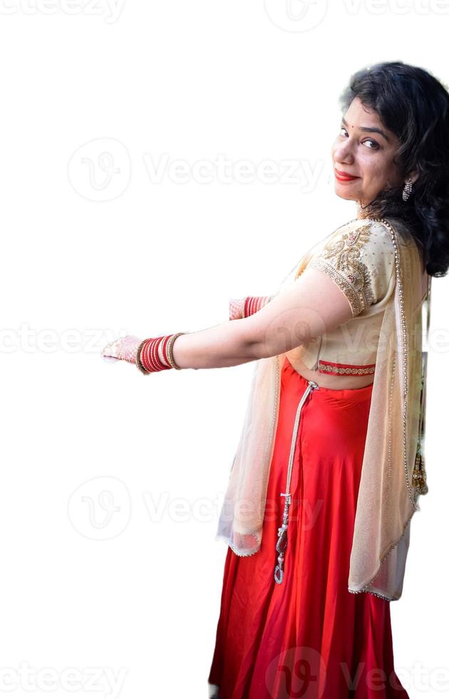 bella mujer vestida como tradición india con diseño de henna mehndi en ambas manos para celebrar el gran festival de karwa chauth con un fondo completamente blanco foto