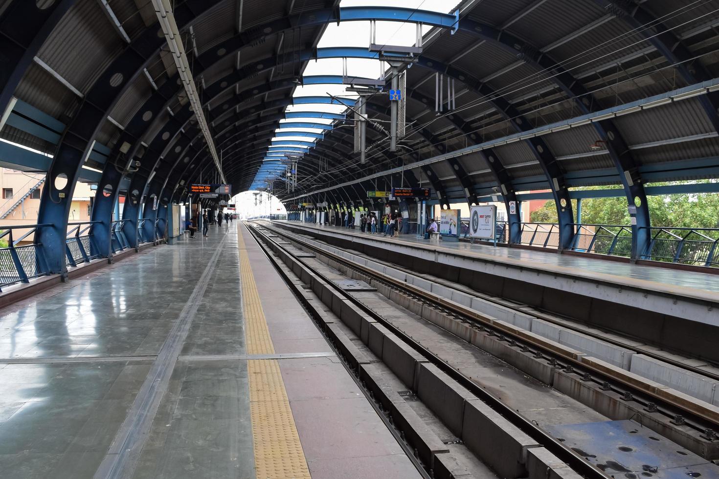 nueva delhi india - 21 de junio de 2022 - tren del metro de delhi que llega a la estación de metro de jhandewalan en nueva delhi, india, asia, metro público que sale de la estación de jhandewalan foto