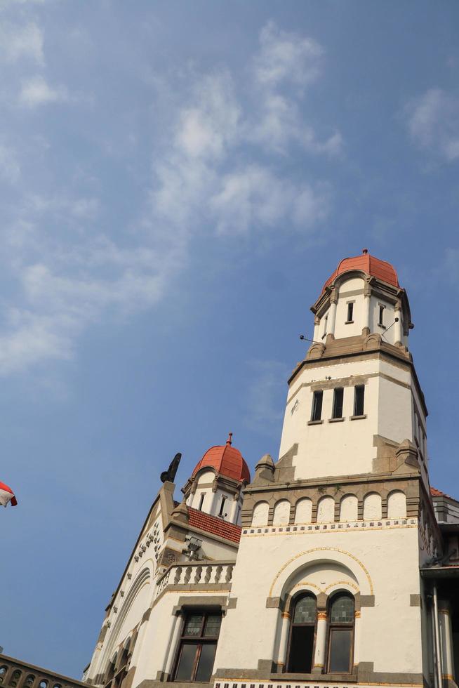 semarang,diciembre de 2022.lawang sewu, seribu pintu es un edificio histórico en semarang, java central, indonesia, el edificio de la oficina central de la compañía ferroviaria holandesa de las indias orientales foto