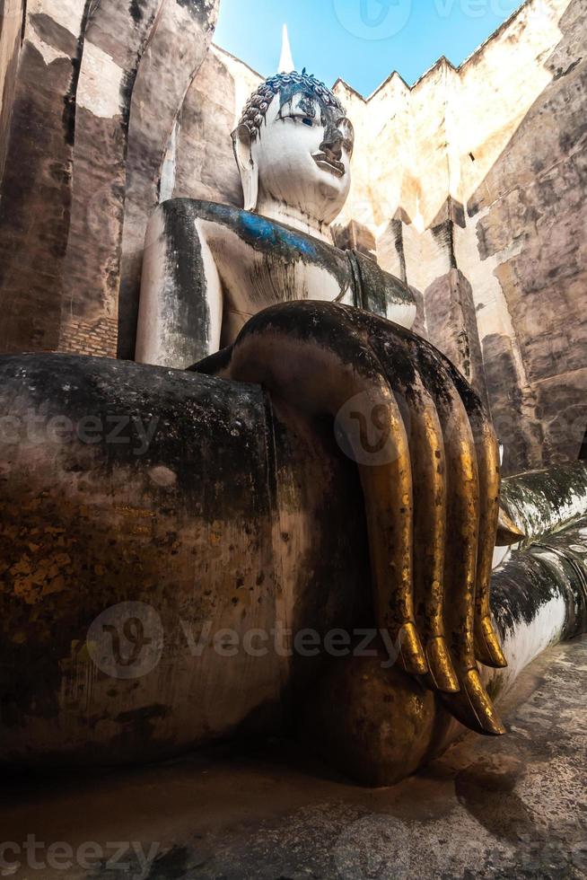 estatua de buda en el templo de wat hermoso templo en el parque histórico de tailandia foto