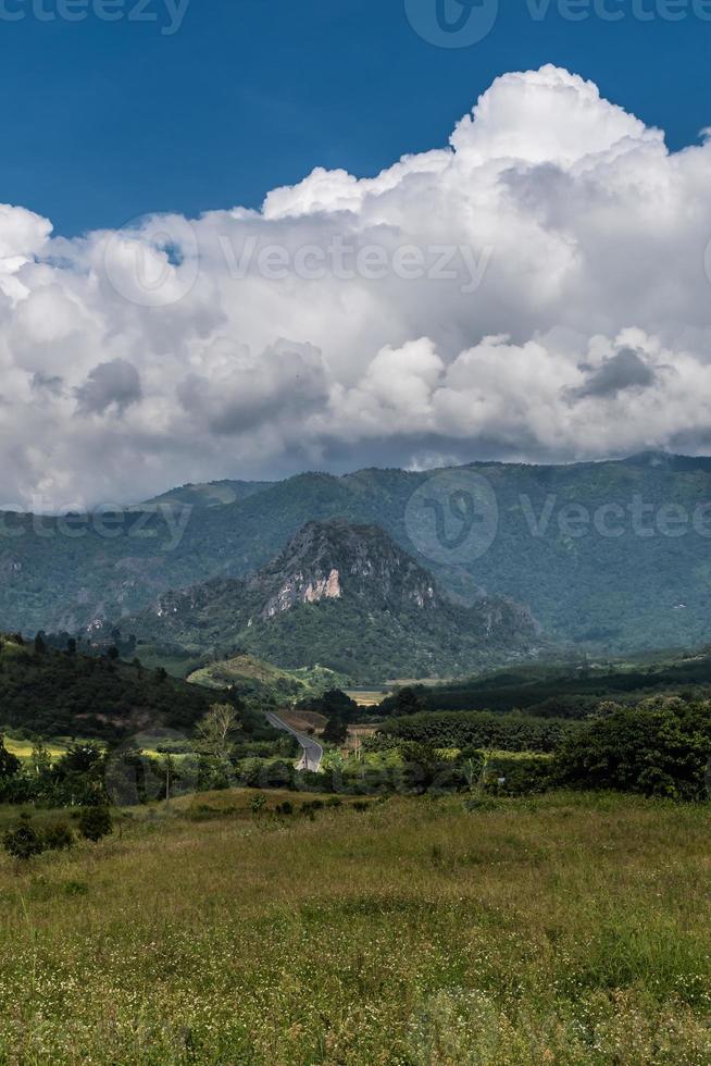 paisaje de montaña con carretera en nan tailandia foto