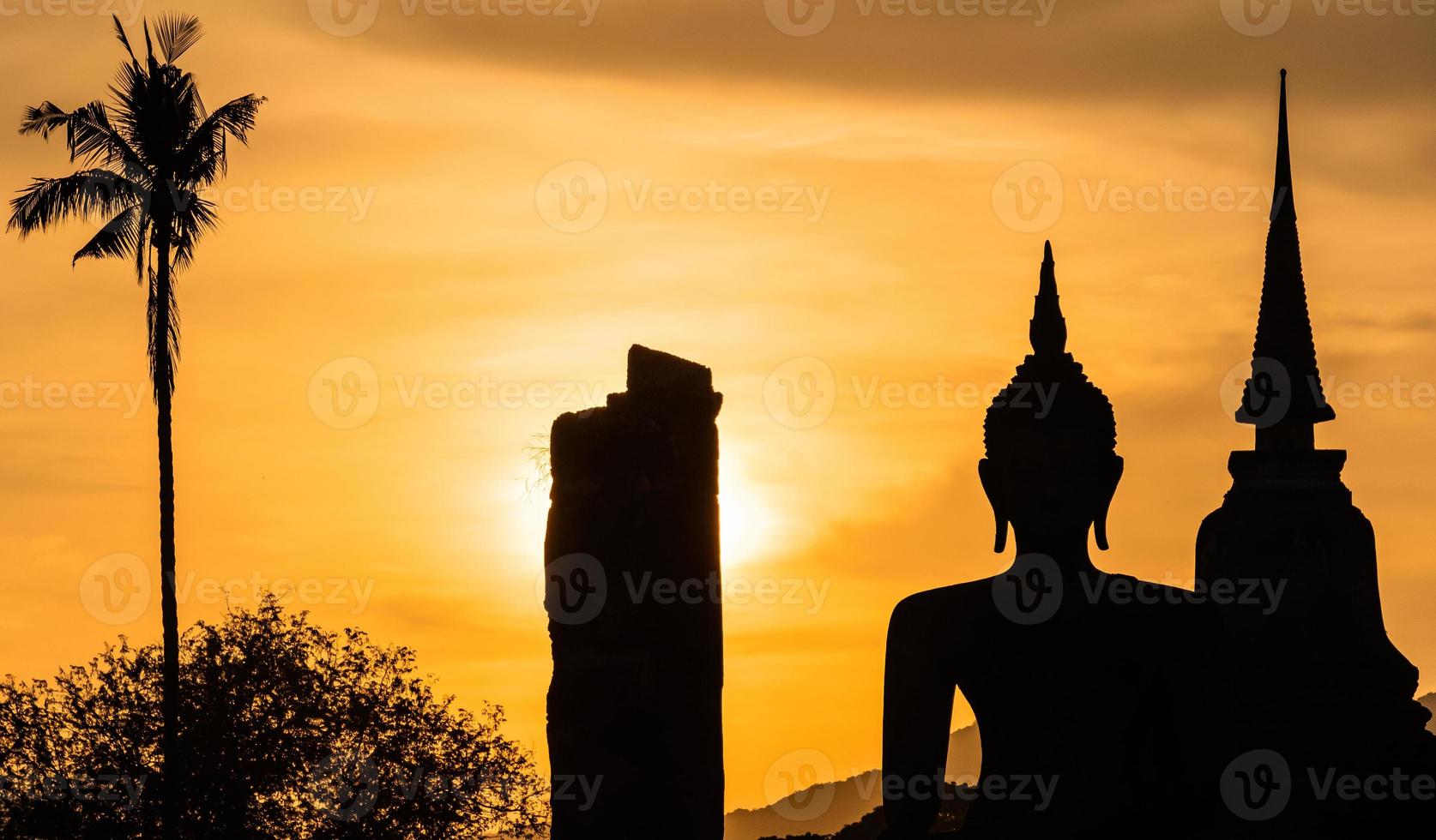 silueta del templo de wat hermoso templo en el parque histórico de tailandia foto