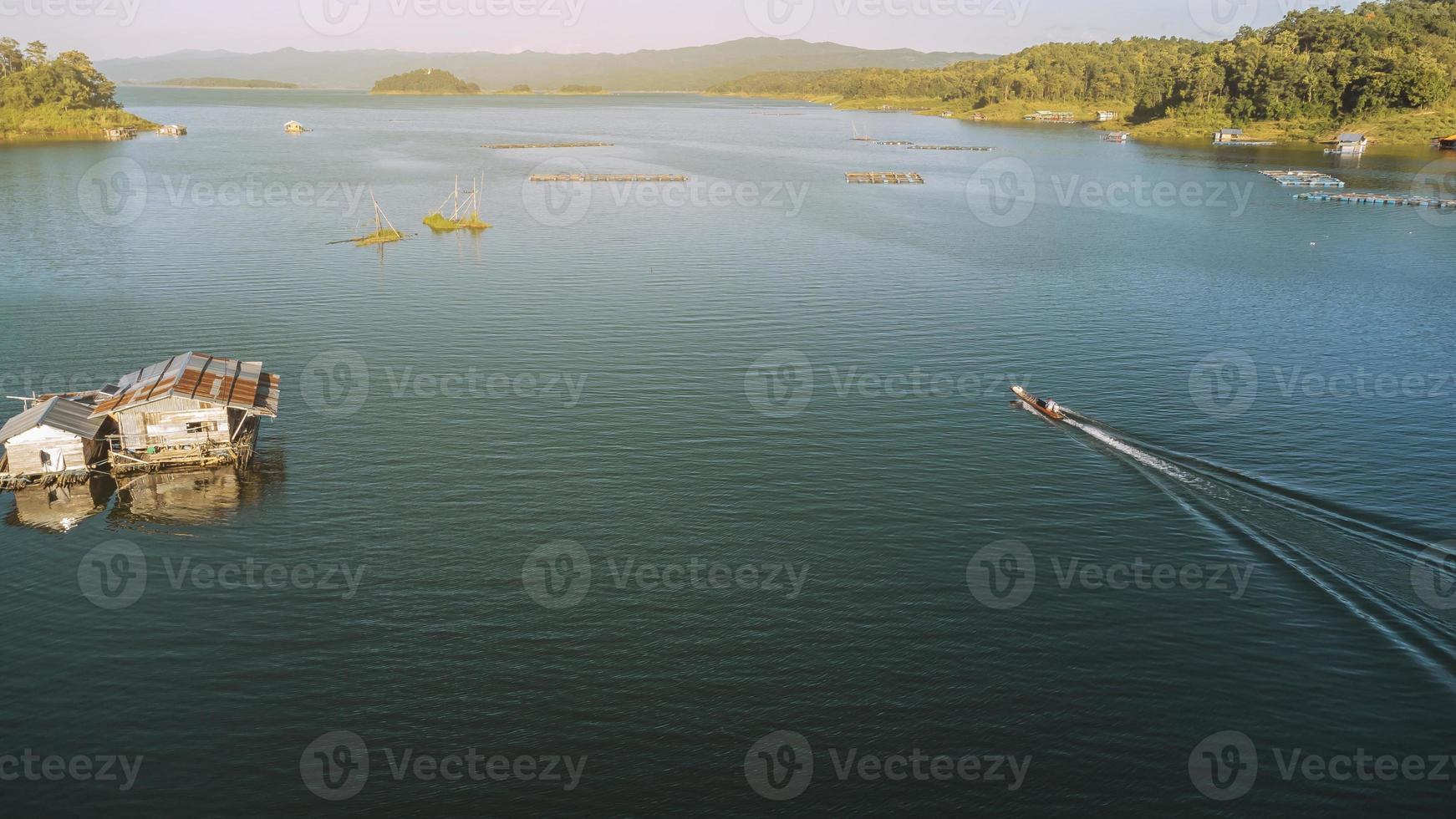 vista aérea del embalse del paisaje y la casa balsa tailandia foto