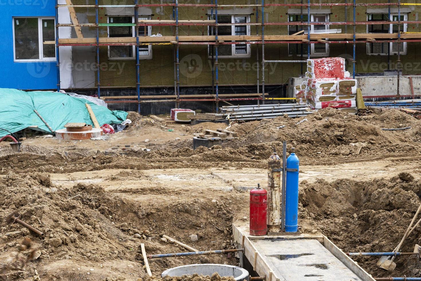 cilindros de soldadura de gas en el sitio de construcción, cilindros de metal con oxígeno de gas licuado, helio, argón foto