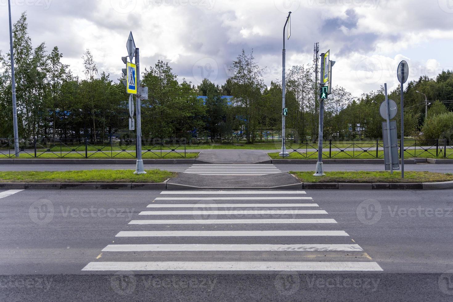 paso de peatones en una intersección de la ciudad, paso de cebra en la ciudad foto