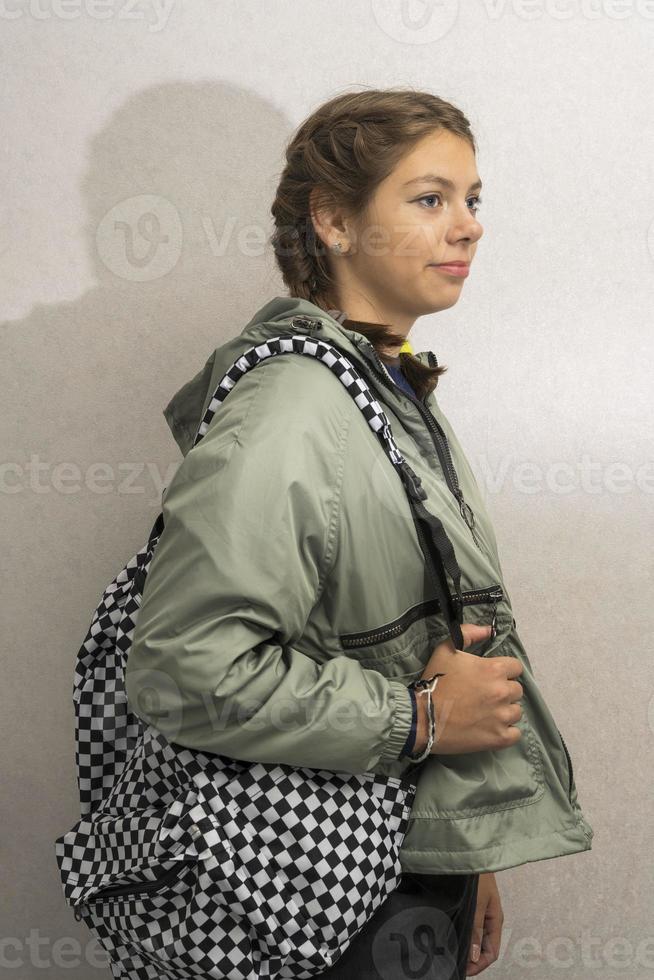 linda adolescente europea con mochila escolar, mochila de moda, regreso a  la escuela 17459021 Foto de stock en Vecteezy
