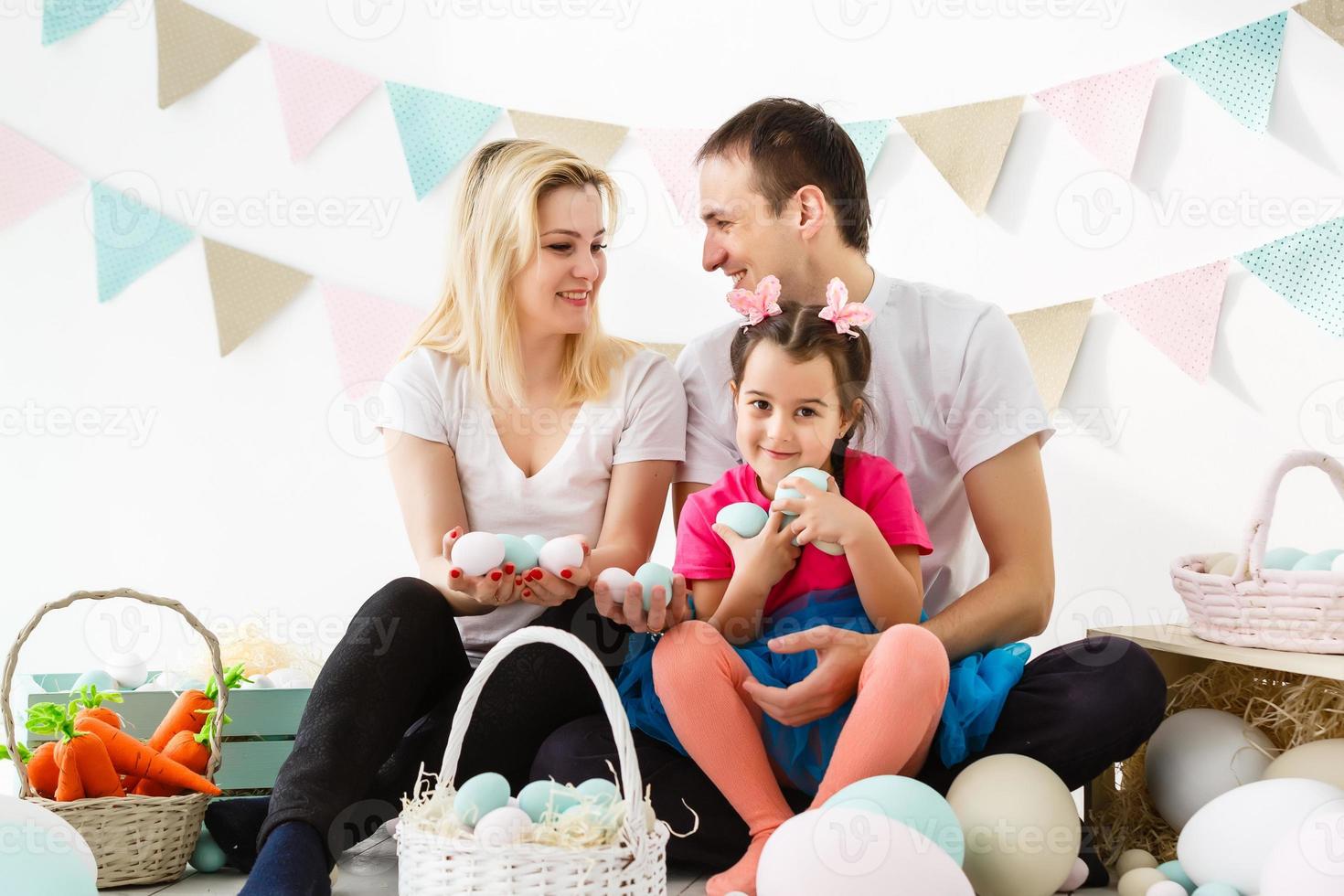 familia feliz con huevos de pascua. familia feliz preparándose para pascua. foto