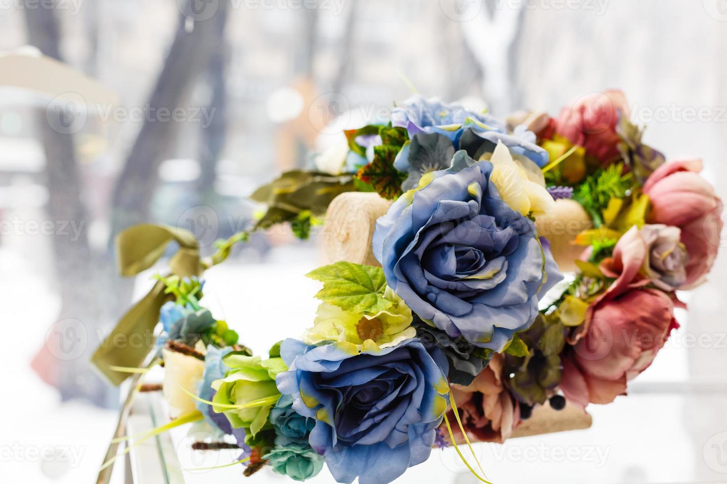 corona con flores de colores aislado en blanco foto