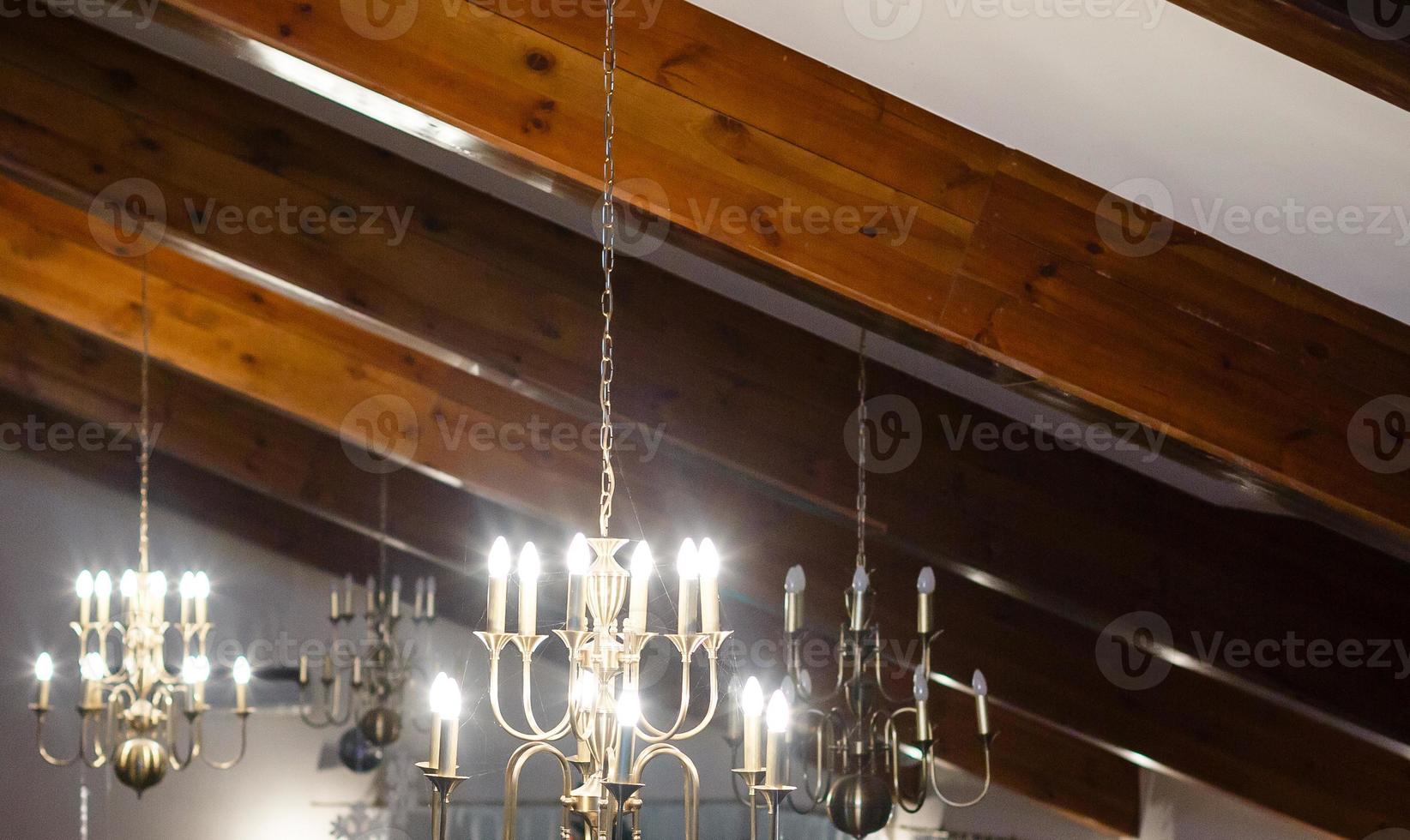 diseño interior moderno en estilo loft. techo con vigas negras. la habitación con las paredes grises. luminarias metalicas de techo. el techo con elementos de madera. foto