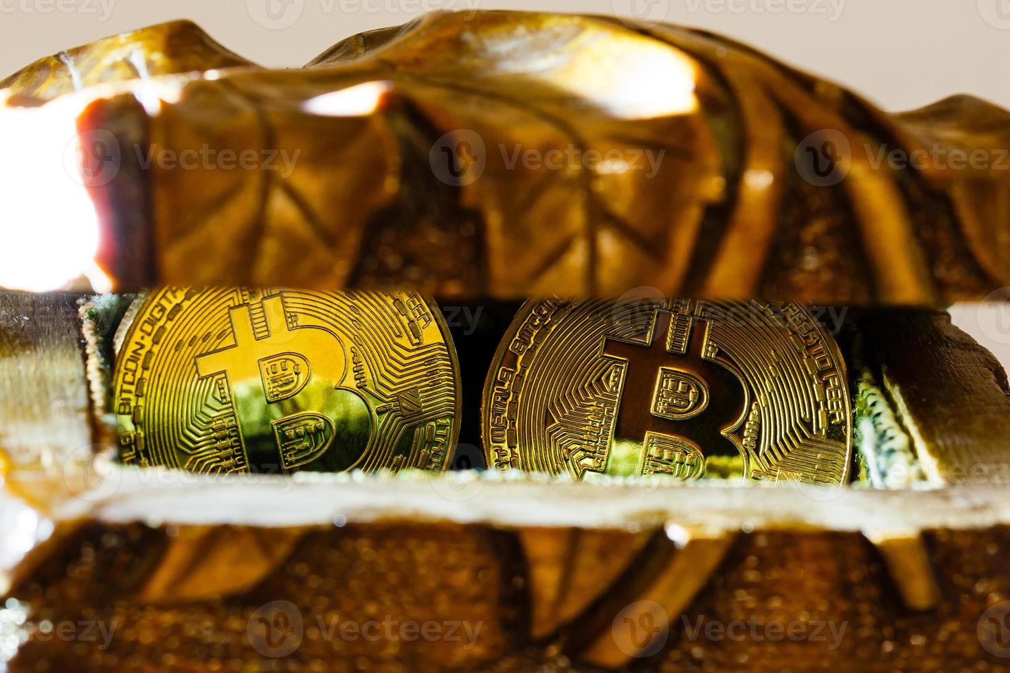 tesoros de bitcoin dorado moneda criptográfica misteriosa caja de madera antigua dinero virtual foto