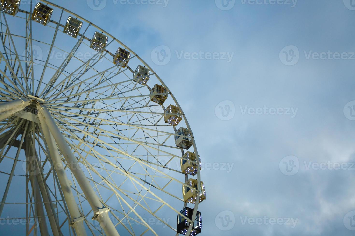 rueda de la fortuna sobre el cielo azul foto