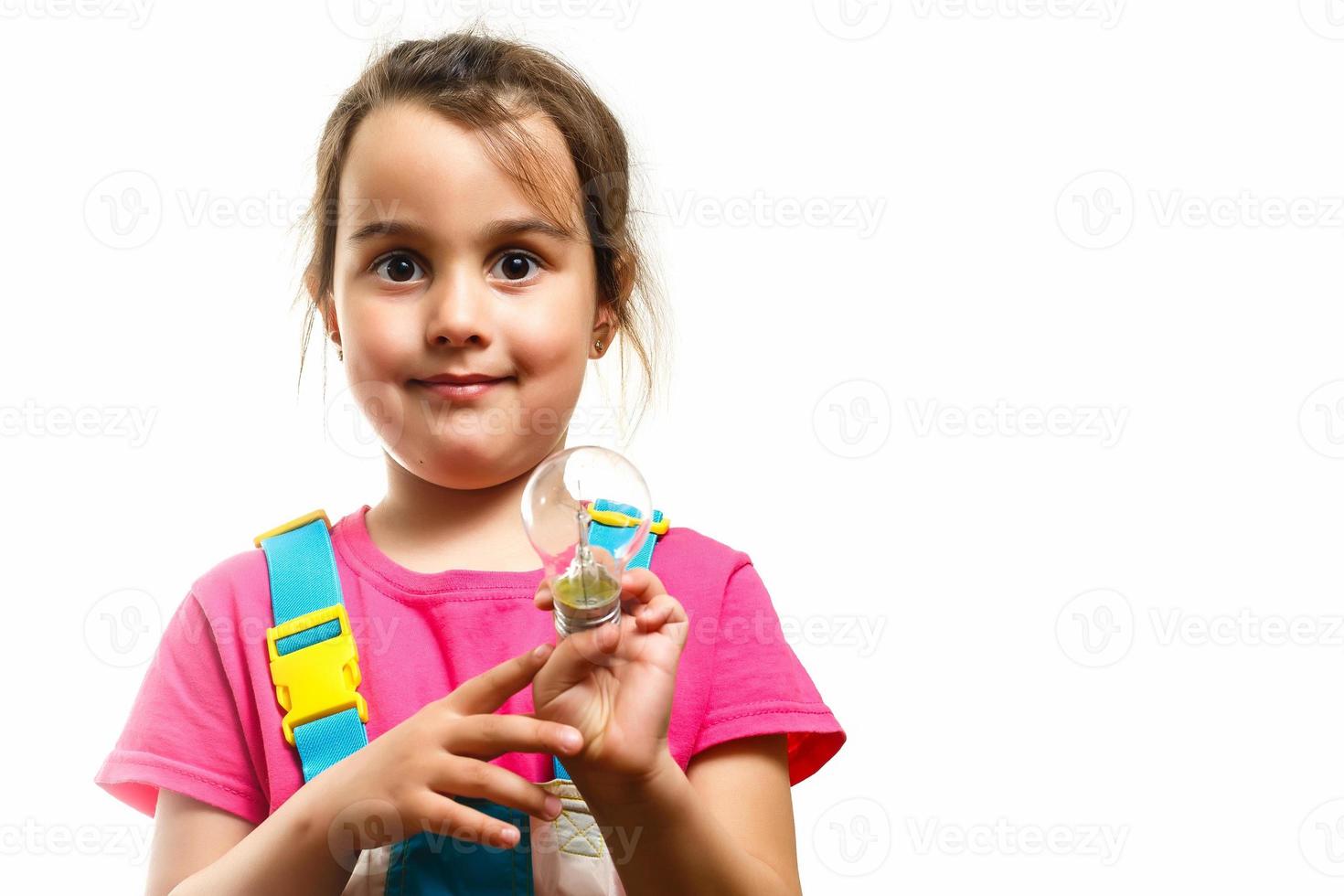 niña con una lámpara encendida en la mano foto