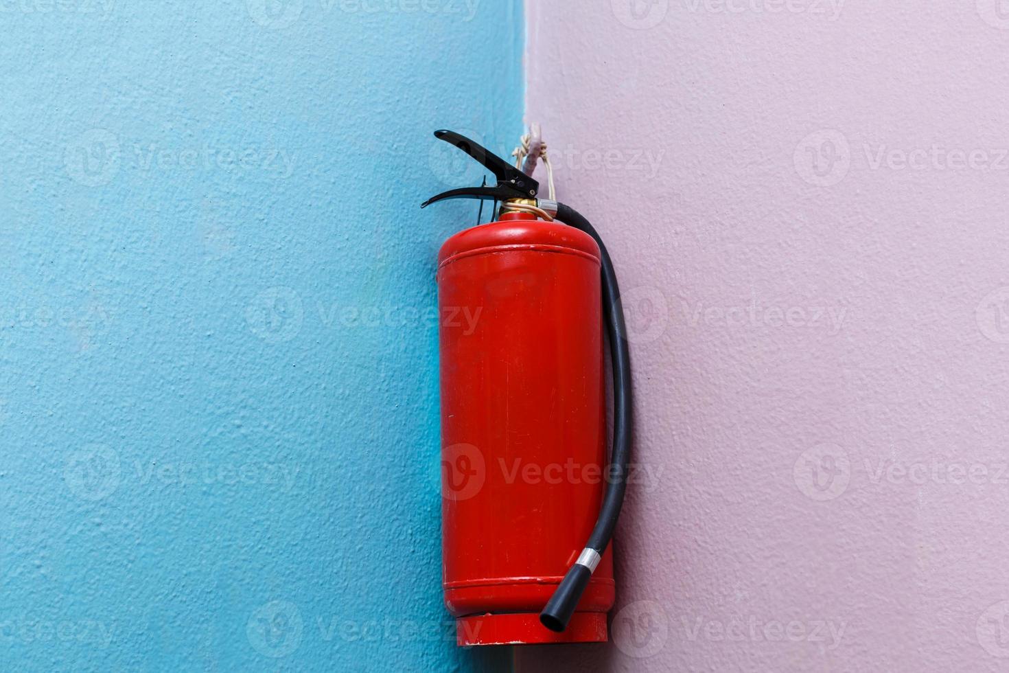 extintor de incendios en la pared azul foto