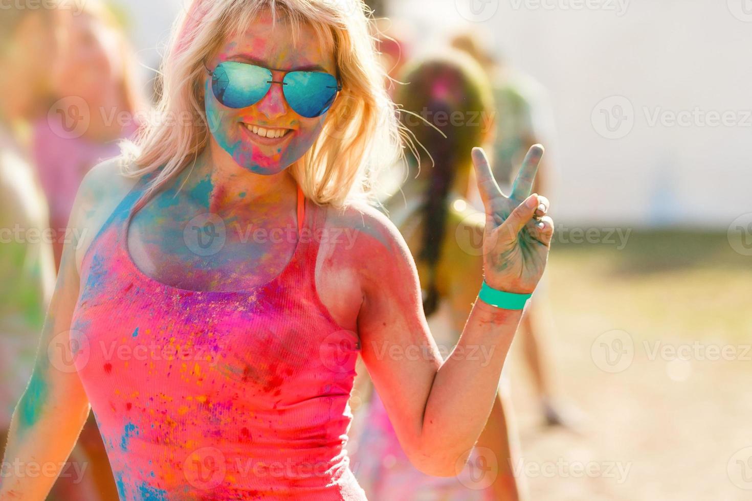 niña de color se ríe en el festival holi foto