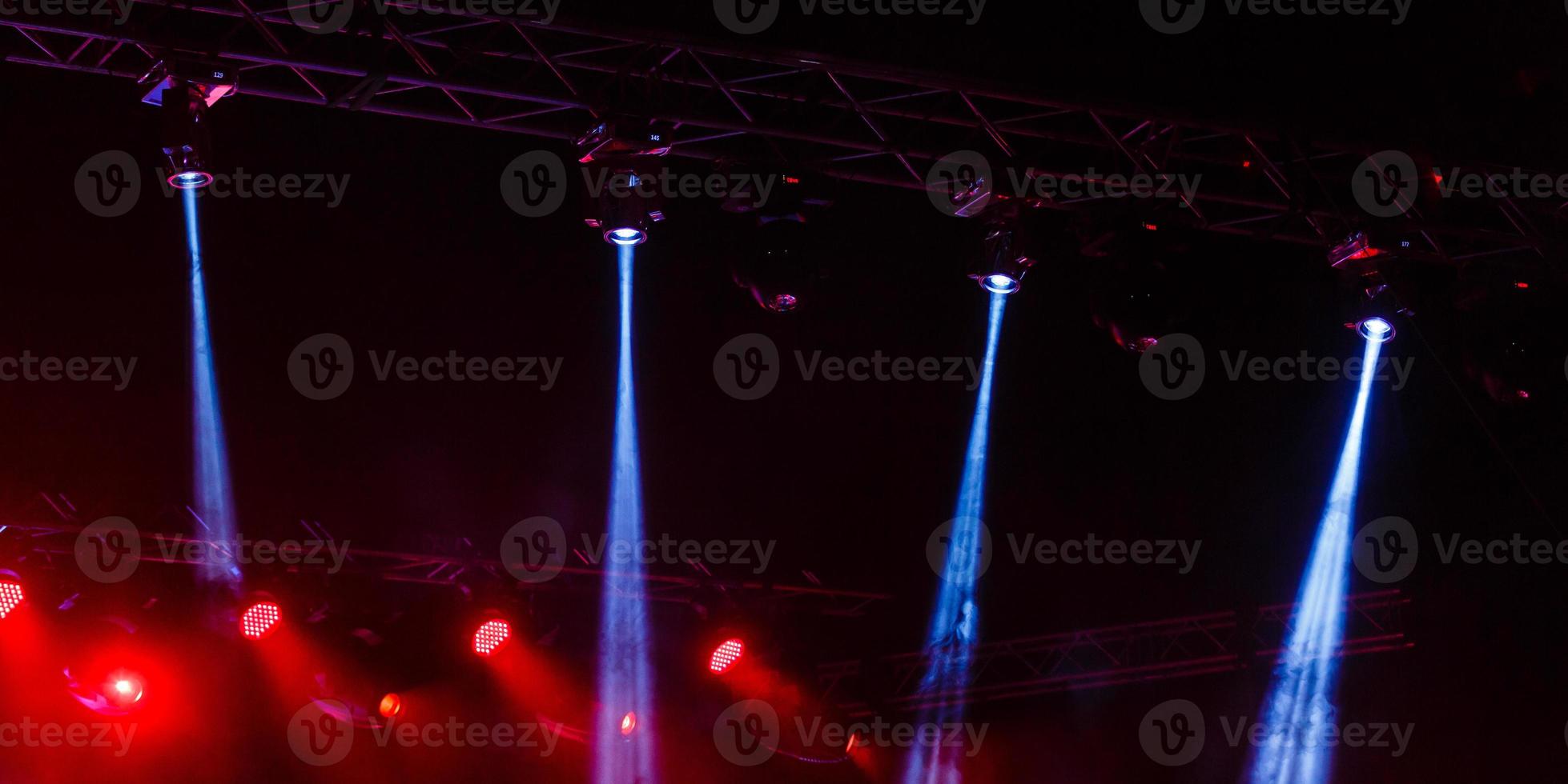 un teléfono inteligente sostenido con dos manos para filmar un metraje durante un concierto. foto