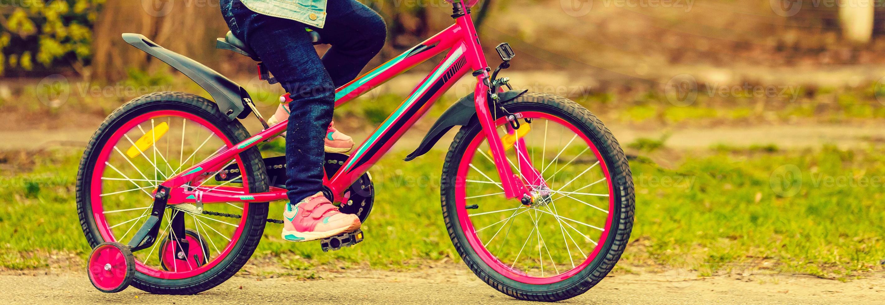 primer plano, detalle, de, niña, niño, pies, en, un, niño, bicicleta foto