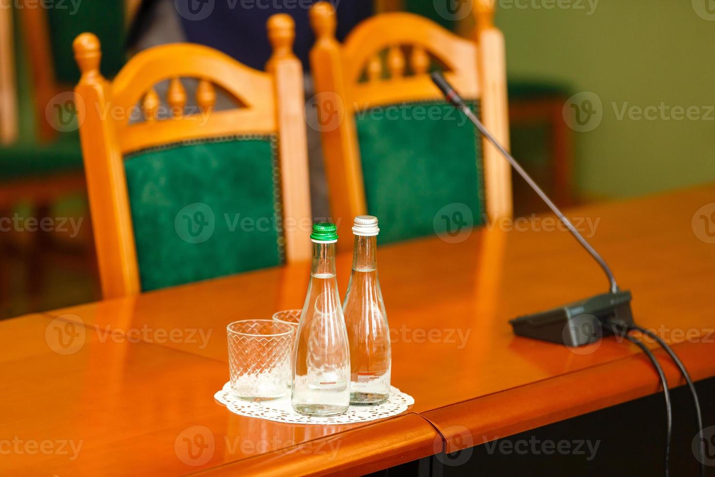 micrófonos preparados para conferencia de prensa. foto