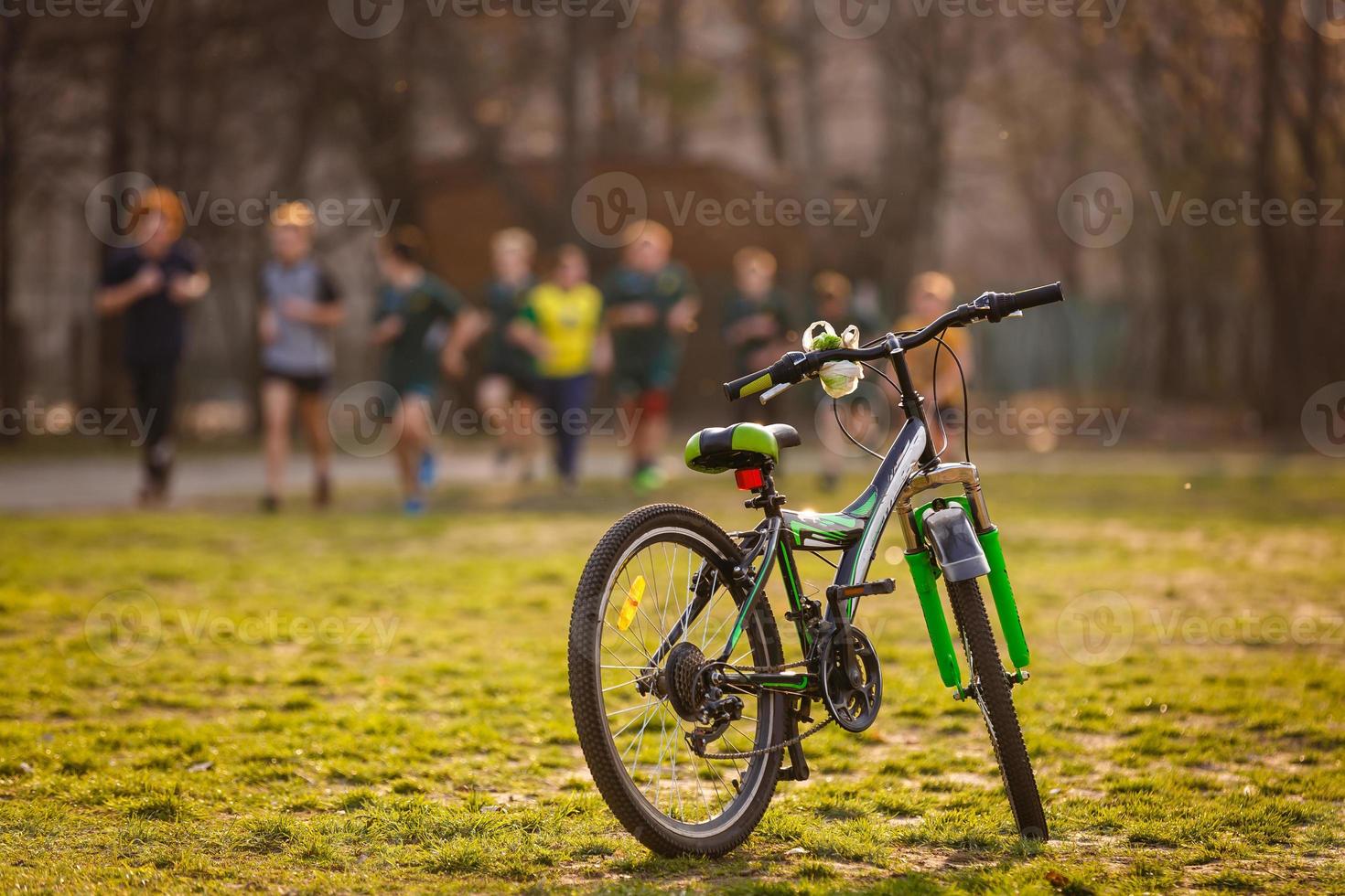 bicicleta en el camino del campo foto