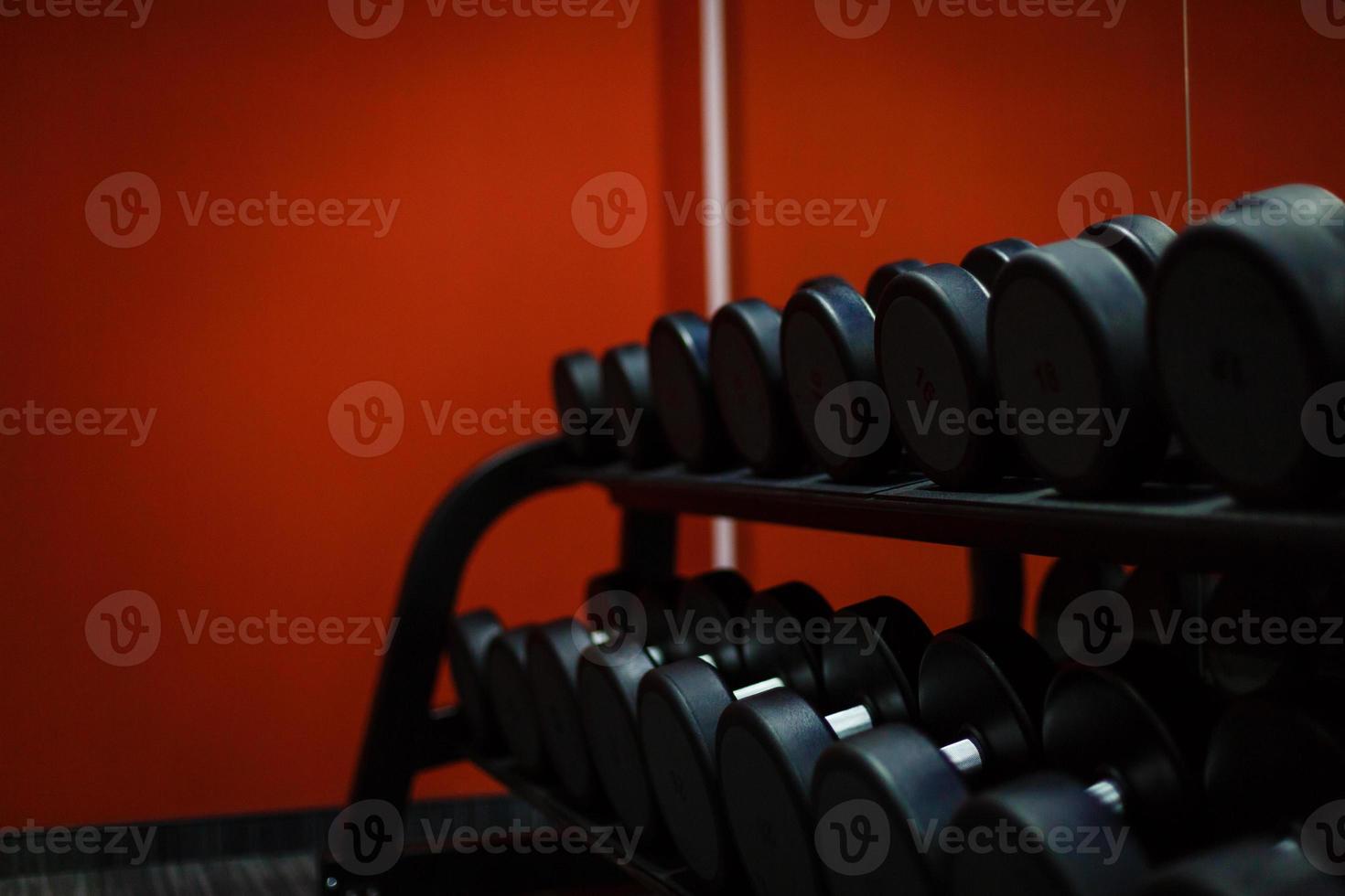 filas de pesas en el gimnasio foto