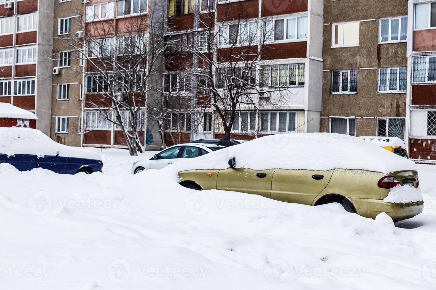 coche cubierto de nieve foto