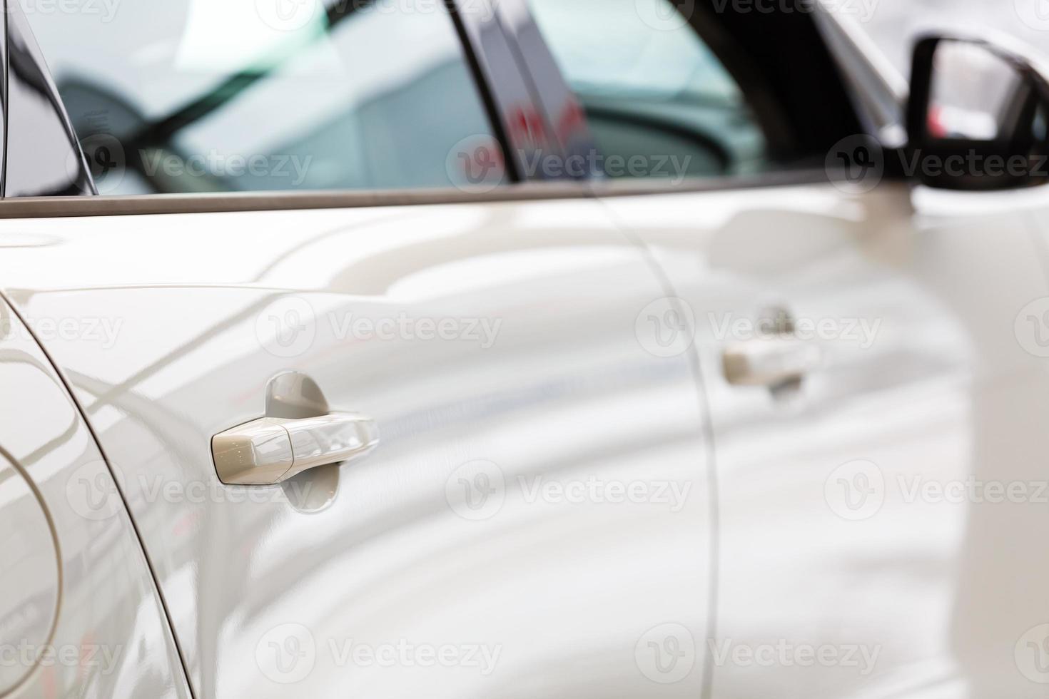 coches nuevos en la sala de exposición del concesionario foto