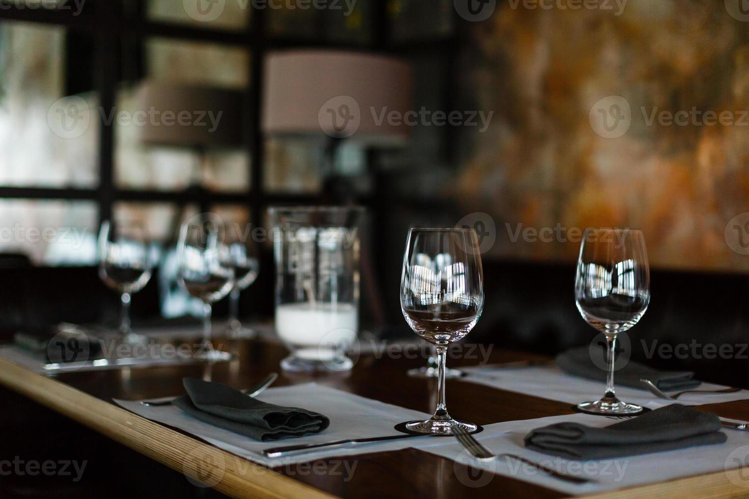 vasos vacíos en el restaurante foto