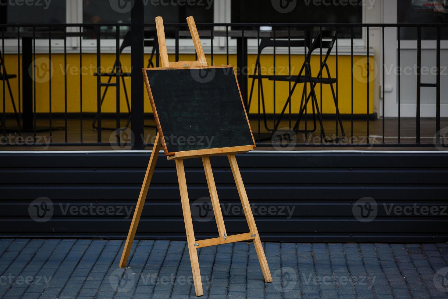 tablero negro de estilo antiguo en trípode de caballete foto