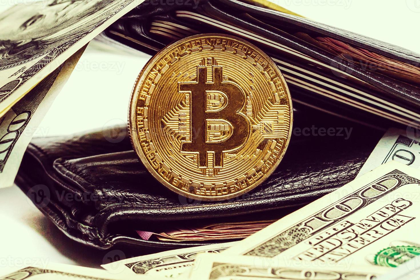 bitcoin dorado con monedero y efectivo aislado sobre fondo blanco imagen conceptual para crypto foto