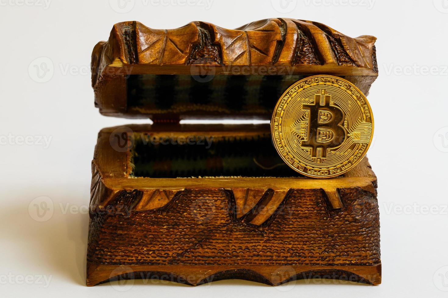 tesoros de bitcoin dorado moneda criptográfica misteriosa caja de madera antigua dinero virtual foto