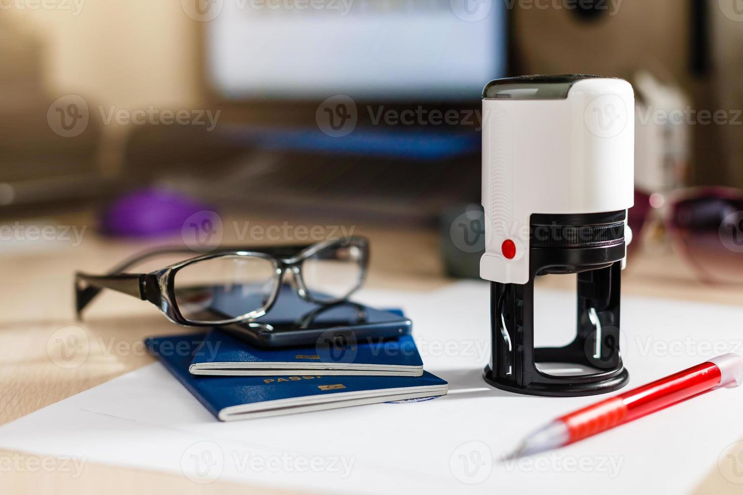 pasaporte en tarjeta de declaración con gafas y bolígrafo foto