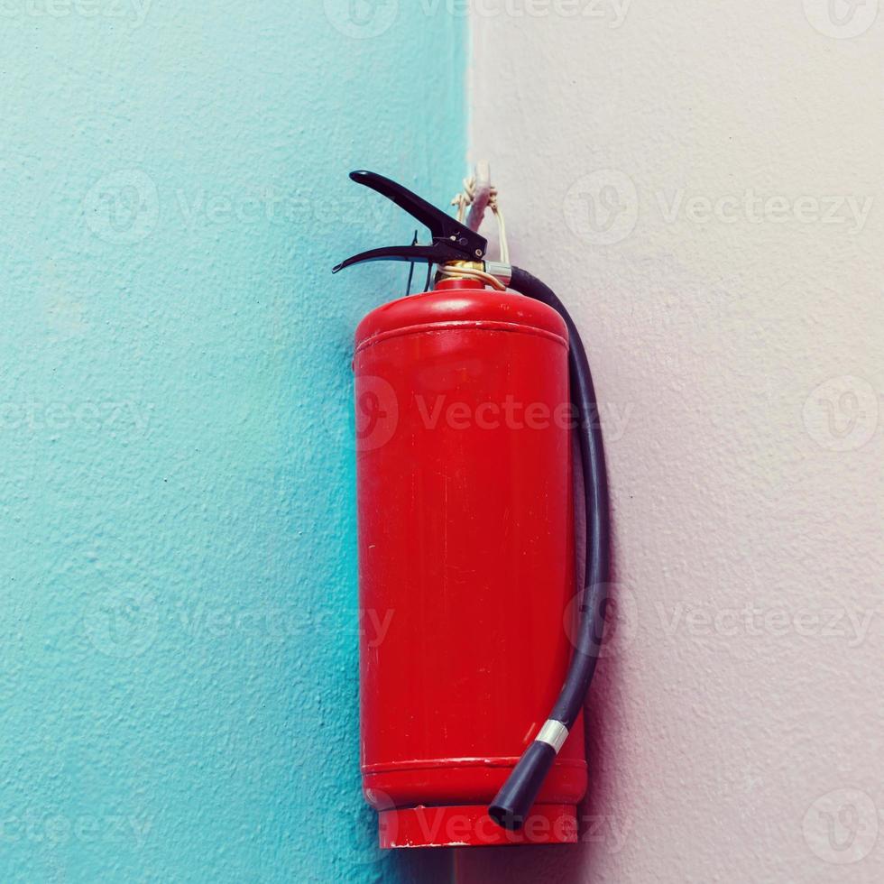 extintor de incendios en la pared azul foto