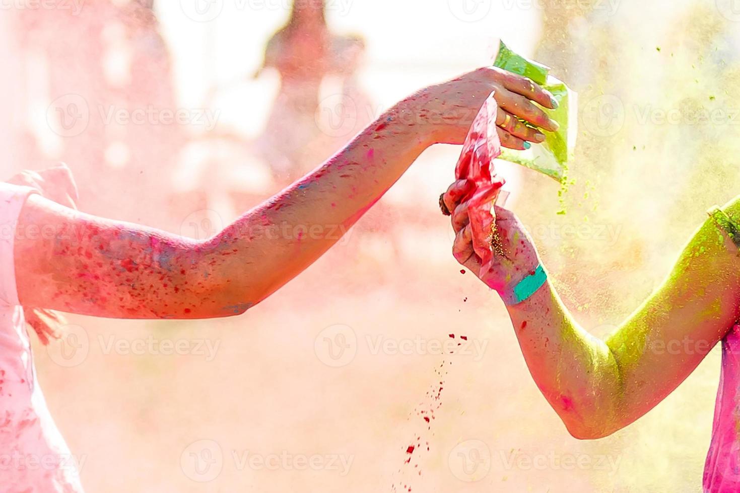 celebrantes en el festival color holi foto