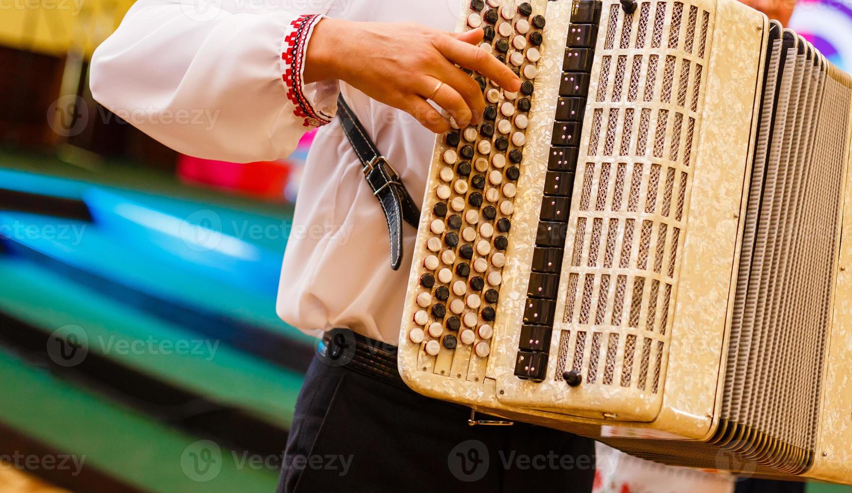 músico tocando acordeones músico toca el acordeón en blanco foto