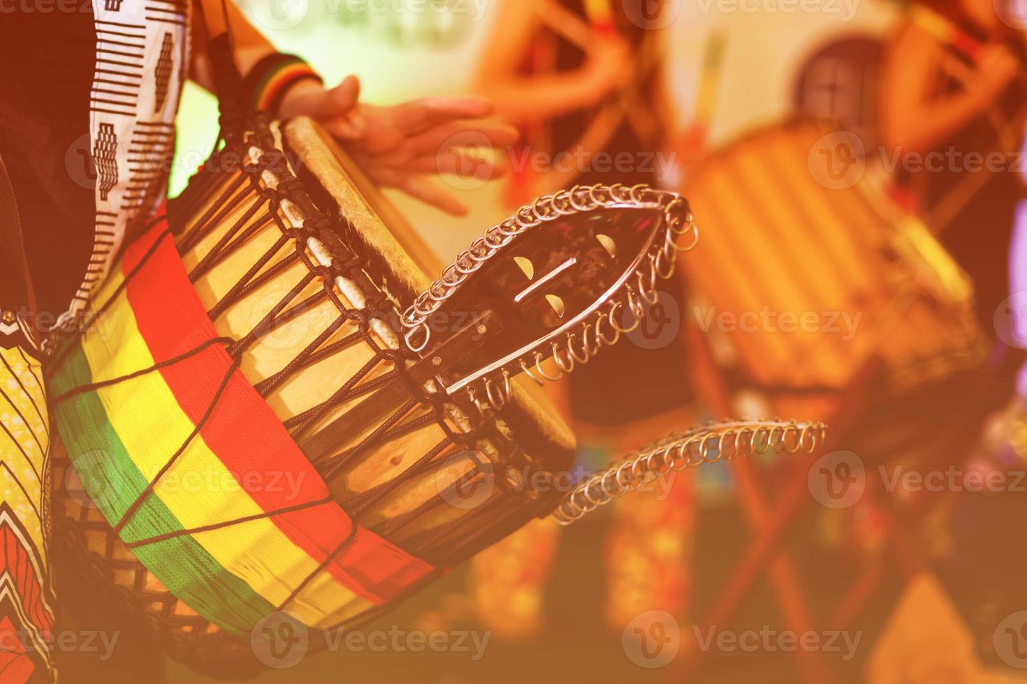 tambor de conga colorido para la fiesta en el campamento foto