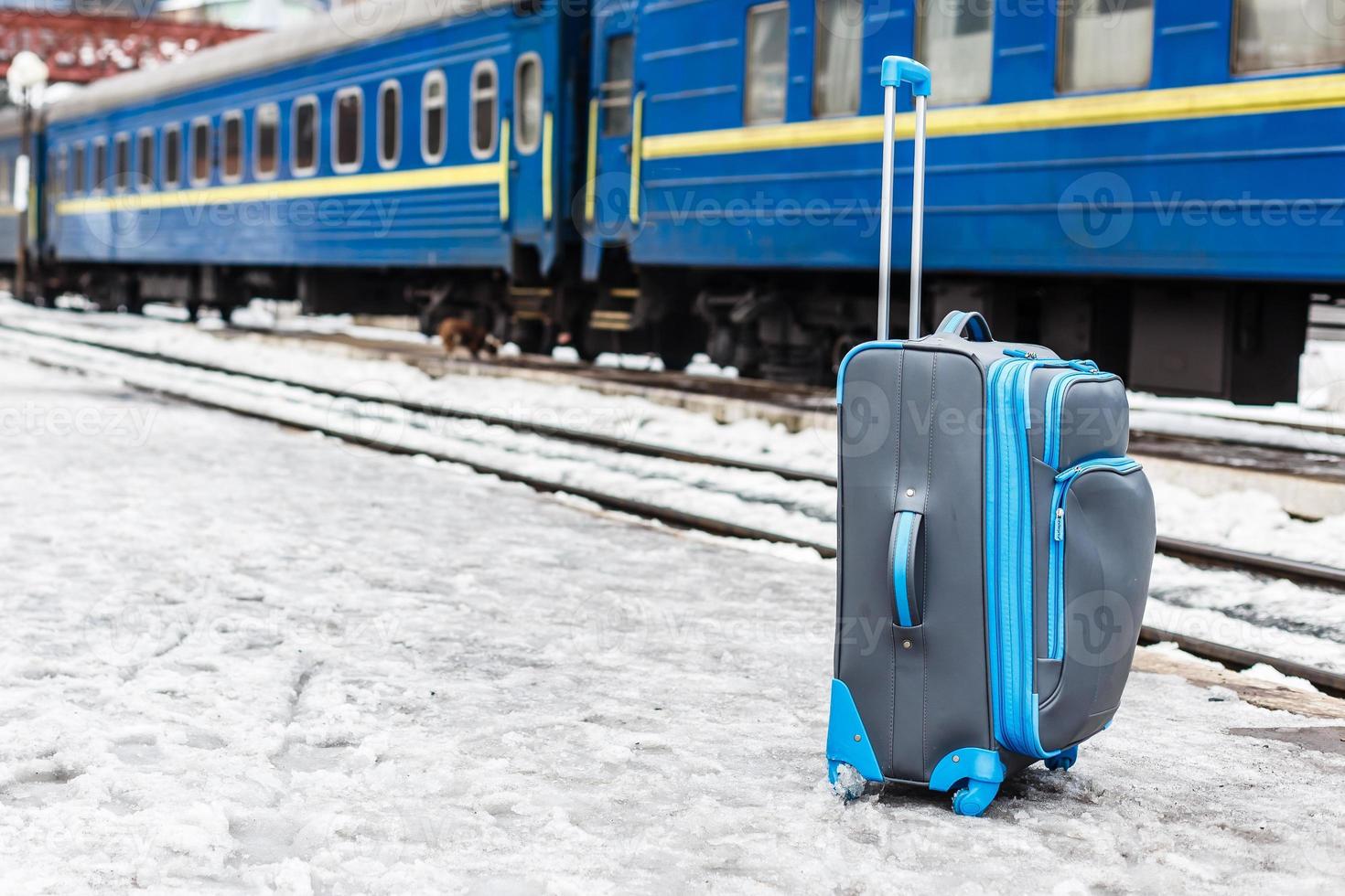 puestos de bolsas en la estación de tren en invierno foto