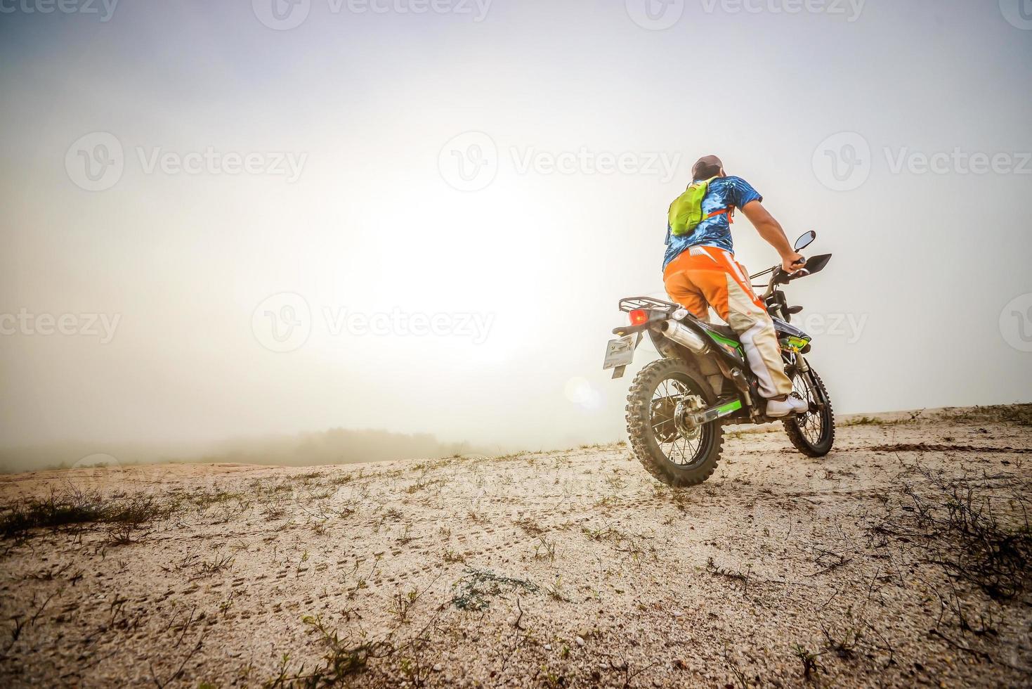 ciclista de montaña. piloto de motocross en una motocicleta foto