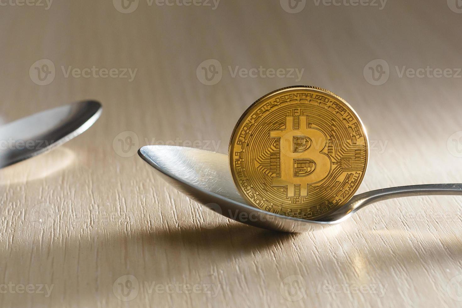 bitcoin dorado en cuchara foto