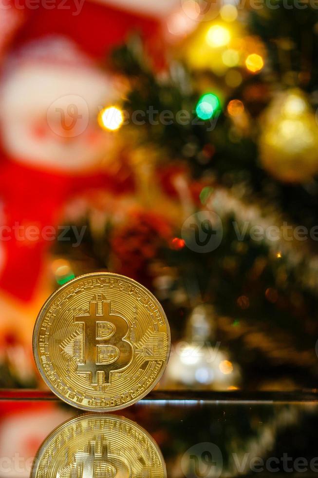 decoración dorada de bitcoin en el árbol de navidad foto