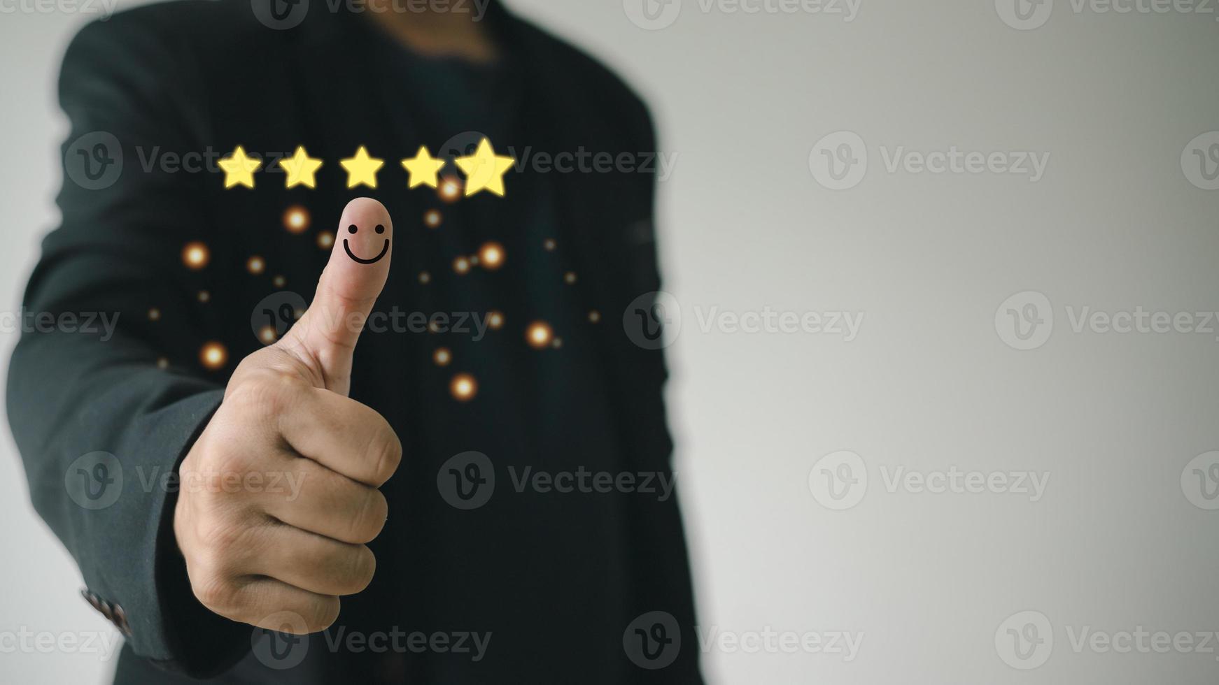 concepto de satisfacción del cliente. mano con pulgar arriba icono de cara sonriente de emoción positiva y cinco estrellas con espacio de copia. foto