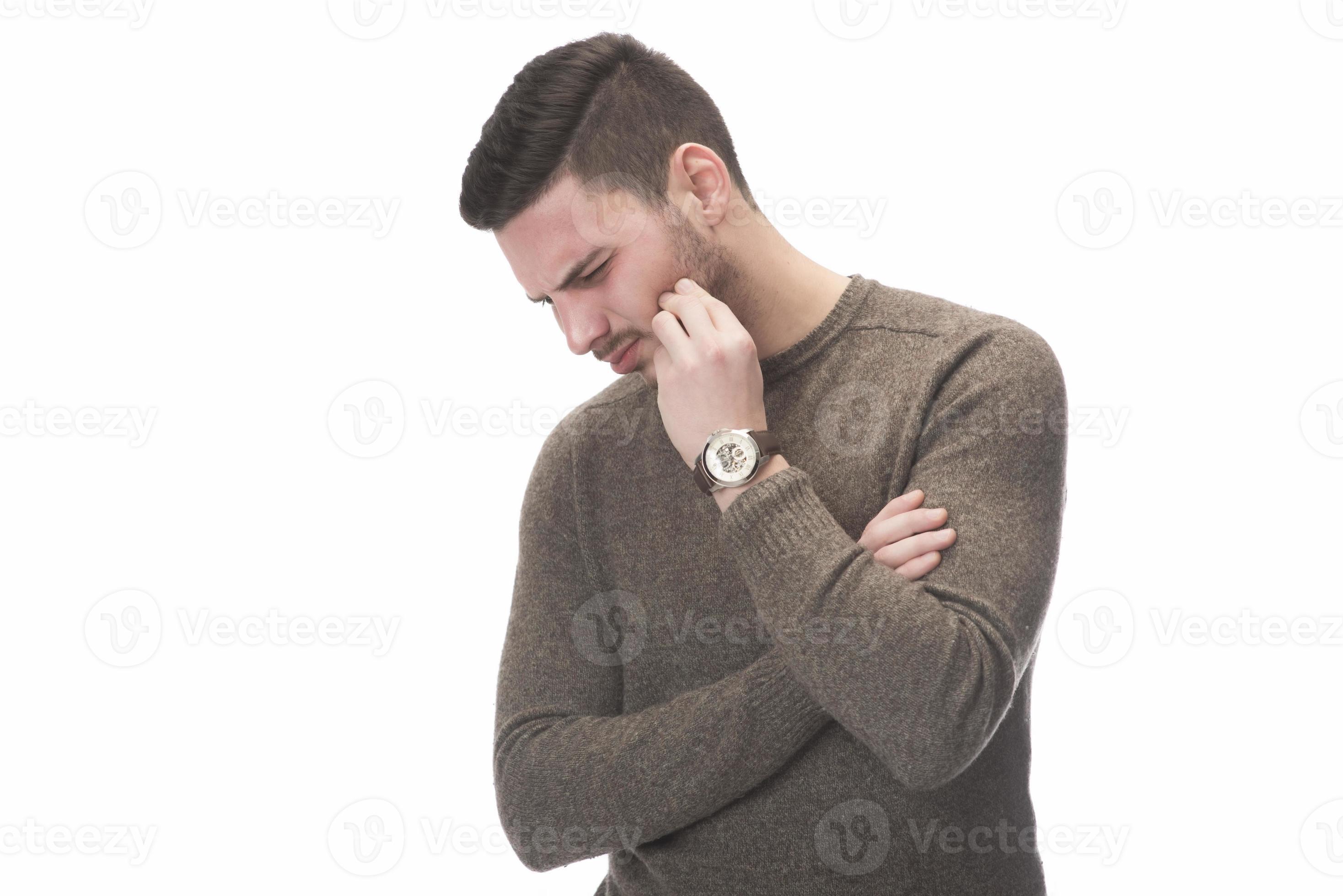 hombre guapo que muestra un gesto italiano que significa qué quieres