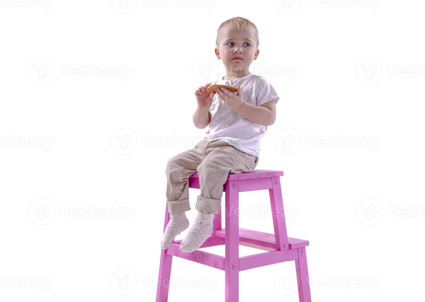 niño feliz comiendo plátano y sonriendo. fruta de autoalimentación infantil. foto