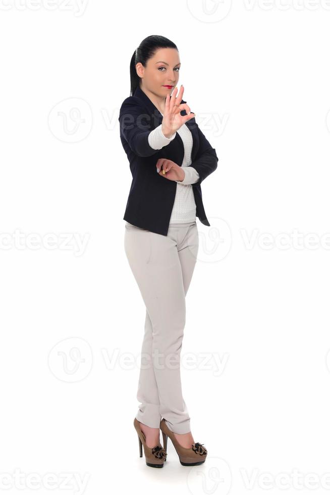 mujer de negocios feliz mostrando el pulgar hacia arriba y mirando la cámara sobre fondo gris foto