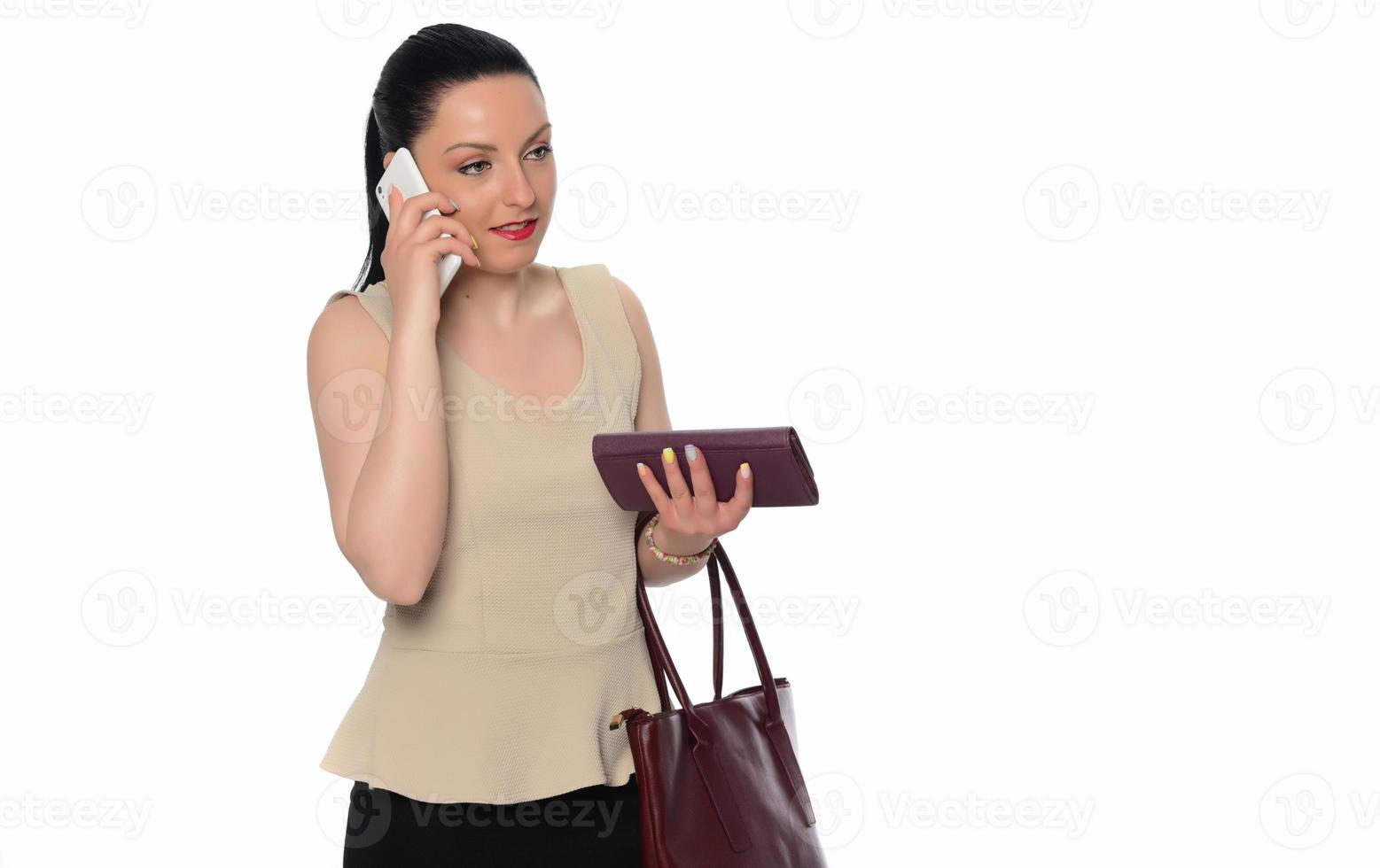 retrato de una joven mujer de negocios sonriente hablando por teléfono móvil y mirando hacia otro lado en el espacio de copia aislado sobre fondo blanco foto