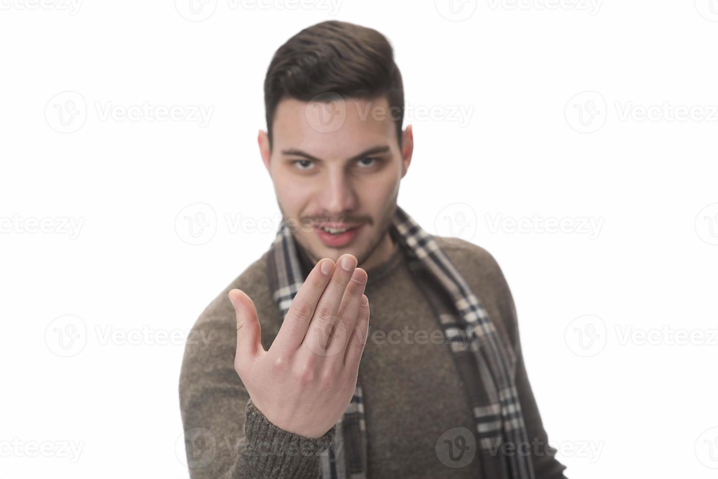 hombre feliz sonrisa mano de pie apuntando al espacio vacío sobre fondo blanco. foto