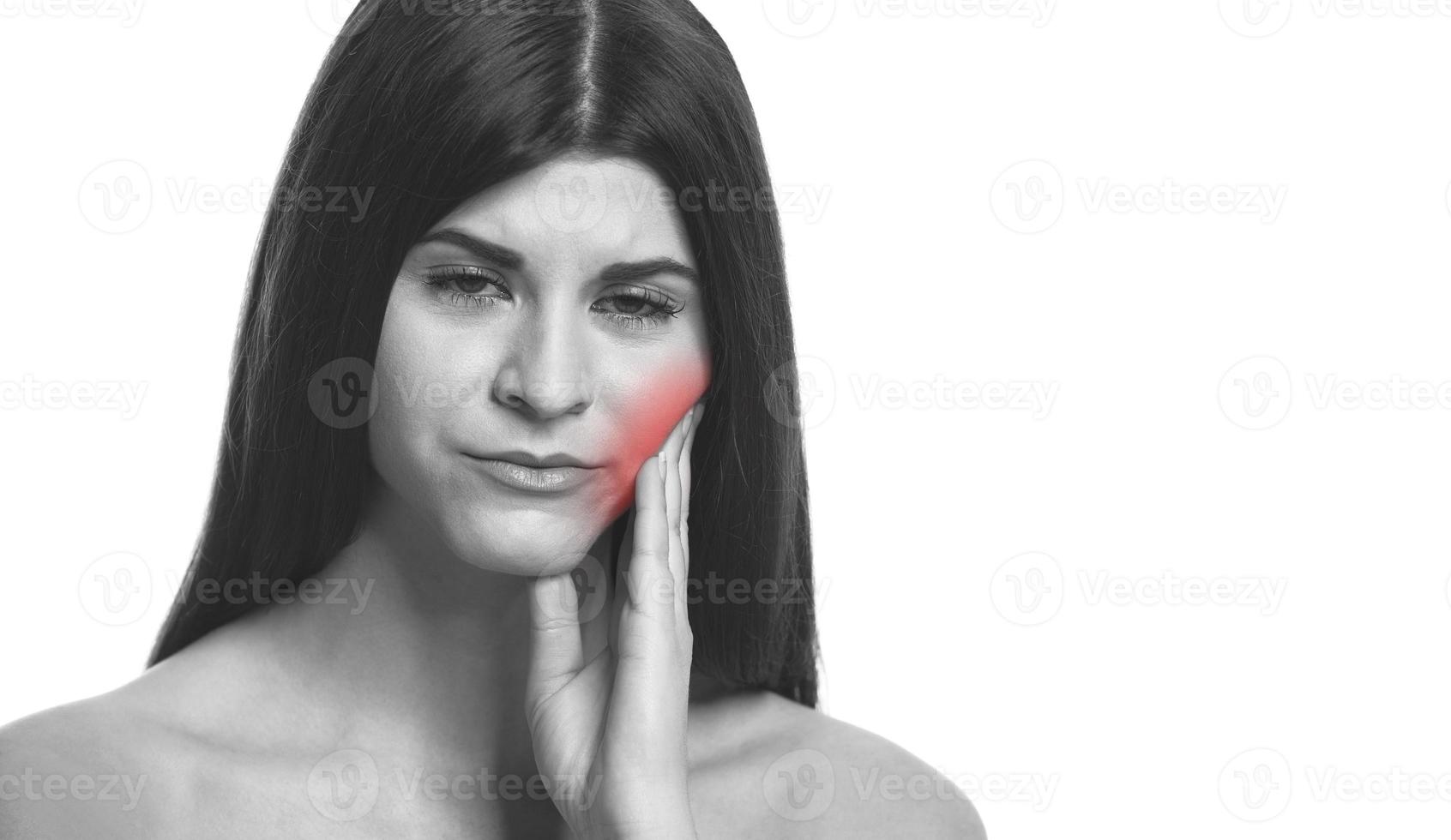 foto en blanco y negro de una mujer con dolor de muelas. el dolor de muelas se aclara con rojo.