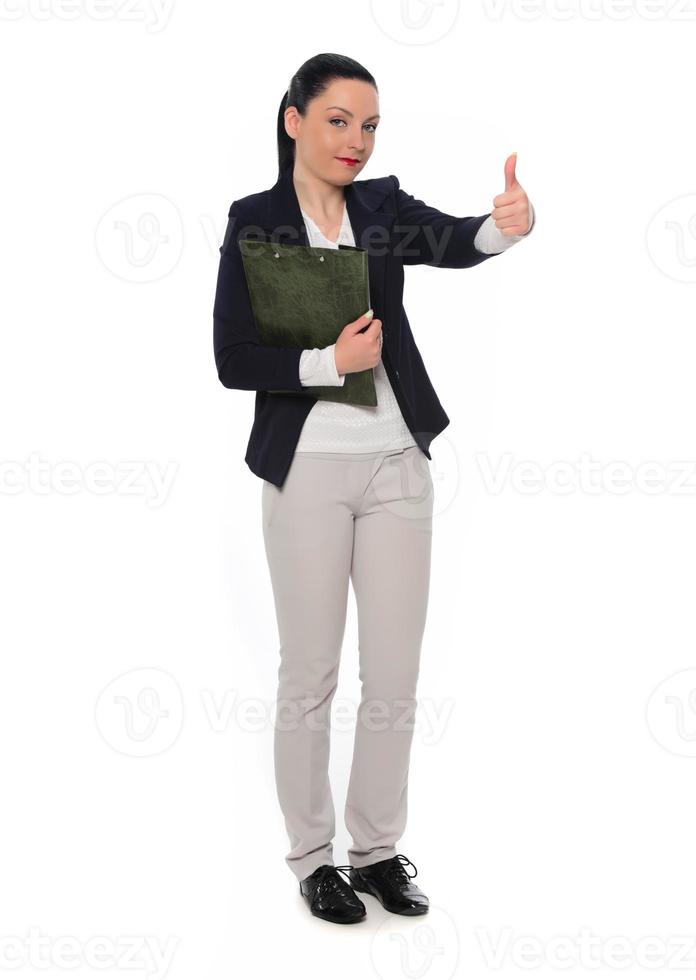 mujer de negocios feliz mostrando el pulgar hacia arriba y mirando la cámara sobre fondo gris foto