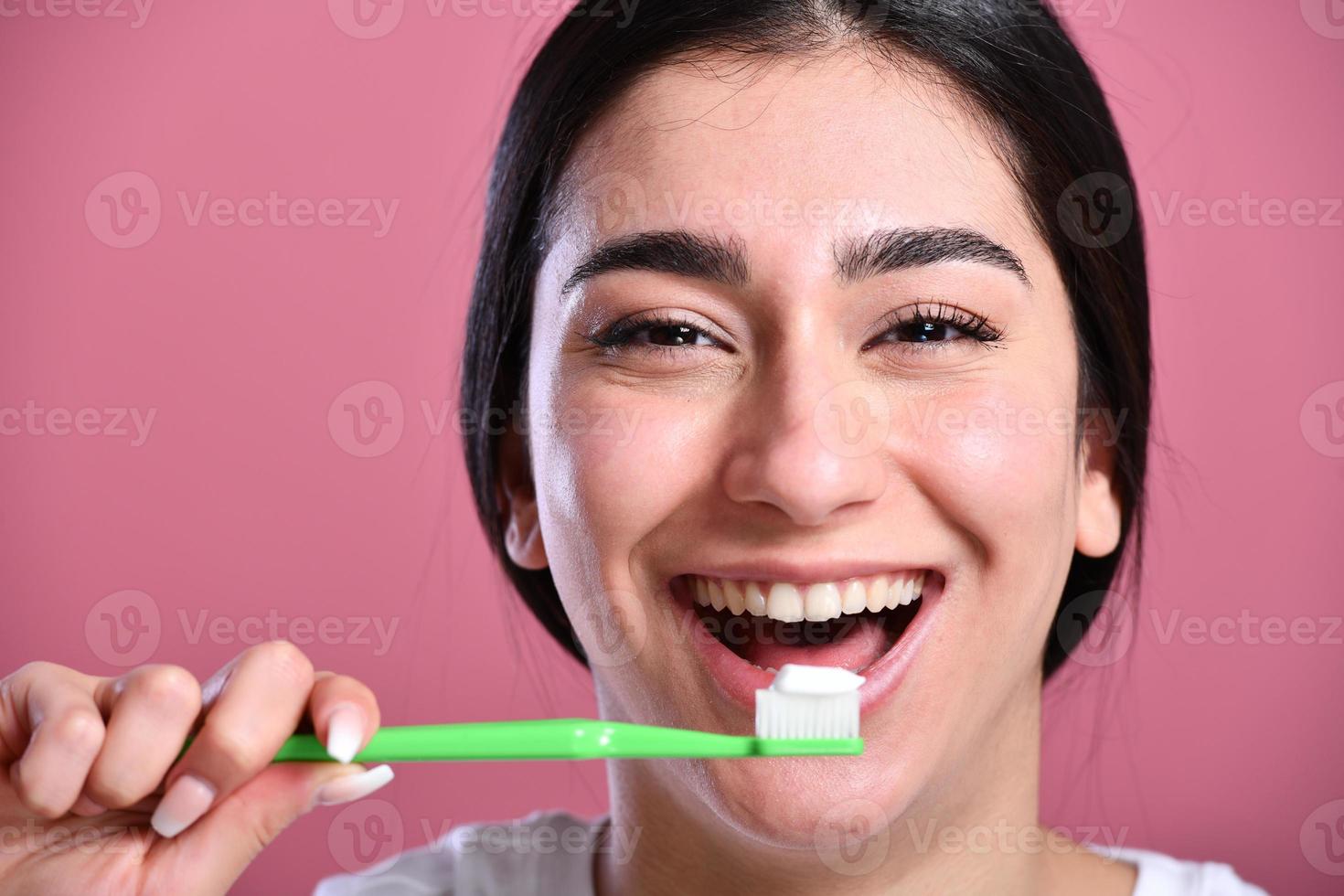 adolescente, brasileño, niña, cepillado, ella, dientes foto