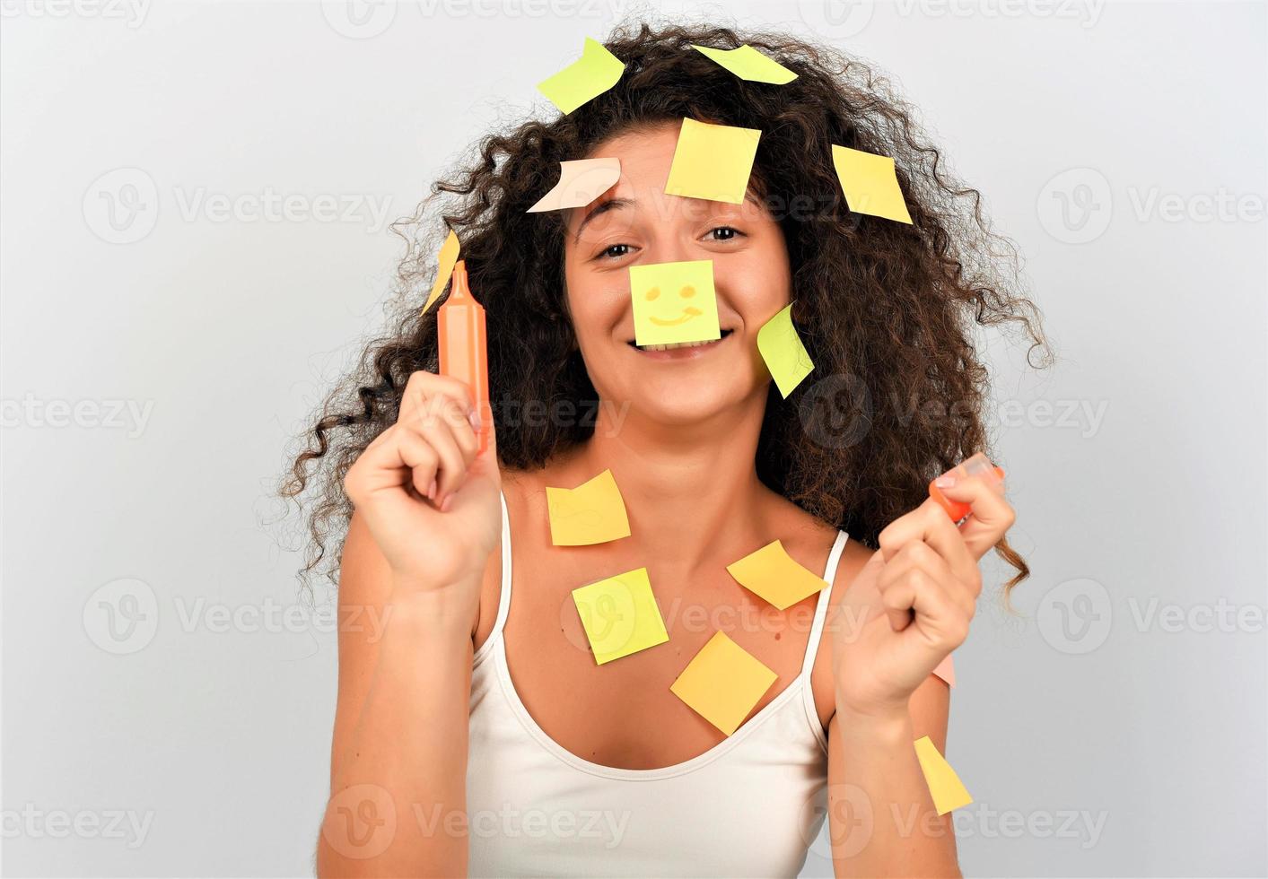 oficinista con post-its en toda la cara foto